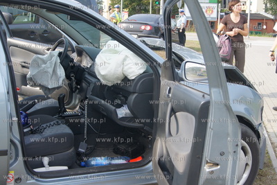 Wejherowo. Na rondzie Solidarnosci cywilny radiowoz...