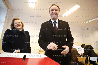 Wybory samorzadowe 2010. Lokal wyborczy  w budynku...