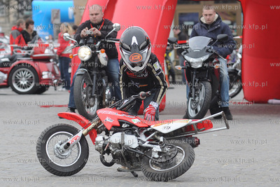 Piotr Zalewski 7-letni motocyklista z Olsztyna popisuje...