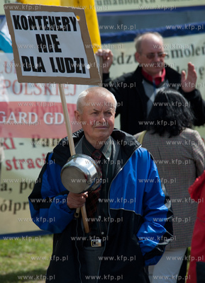 Gdansk. Plac Solidarnosci. Protest ok 200 osob przeciwko...