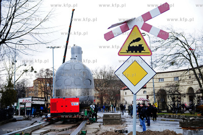 Gdynia Oksywie. Przetransportowanie okretu podwodnego...