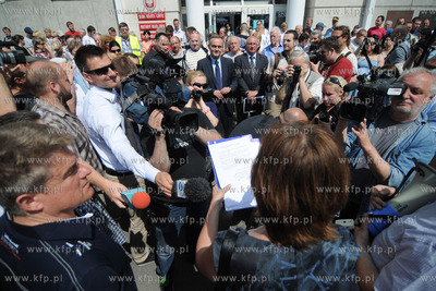 Kupcy z gdyńskiej hali targowej przeszli ulicami Gdyni...