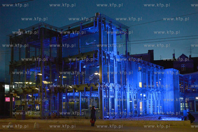 Ogolnoswiatowa akcja Na niebiesko dla autyzmu. Nz podswietlony...