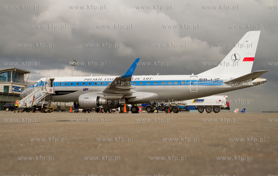 Na gdanskim lotnisku wyladowal  Embraer 175 Polskich...