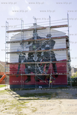 Na elewacji budynku na Trakcie Sw. Wojciecha powstaje...