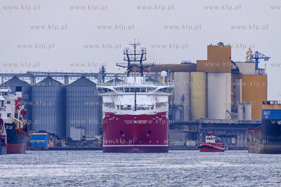 Kablowiec Siem Aimery - wychodzi z portu Gdansk w dniu...