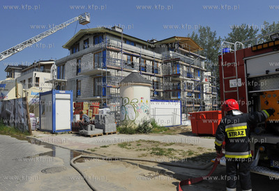 Sopot. Ulica Lokietka 55. Pozar dachu na budowie apartamentowca....