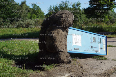 Gdańsk, ul. Hallera. Wyrwane z ziemi parkomaty firmy...