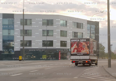 Samochód dostawczy oklejony drastycznymi zdjęciami...