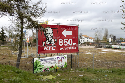 Reklama restauracji KFC ustawiona na placu przy ulicy...