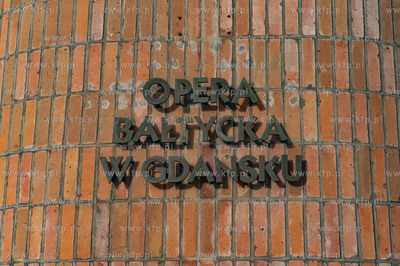 Gdańsk - Wrzeszcz. Napis Opera Bałtycka w Gdańsku.06.02.2021...