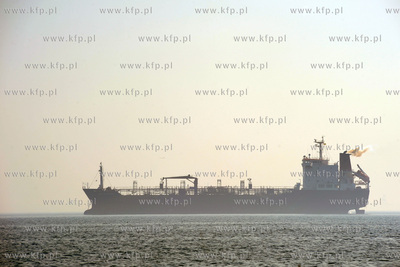 Statek przed wejsciem do Gdanskiego Portu. 04.04.2009...