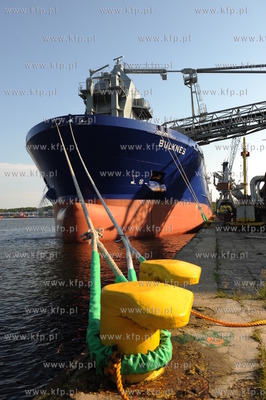 Do Gdańska przyplynal statek BULKNES z kruszywem pod...