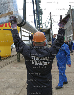 Maszty na ktorych zawisna flagi nowych czlonkow Unii...