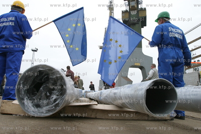 Maszty na ktorych zawisna flagi nowych czlonkow Unii...