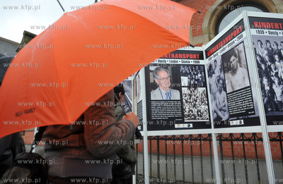 Dworzec PKP w Gdansku - wystawa poswiecona Kindertransportom...