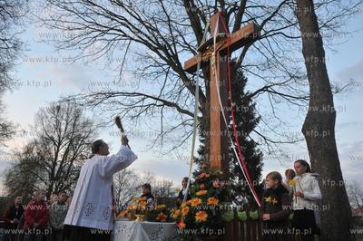 Poswiecenie nowego krzyza i nabozenstwo majowe we wsi...