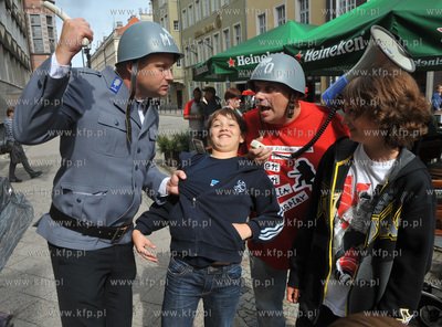 Gazeta Rock Cafe na ulicy Tkackiej w Gdansku. Jeden...