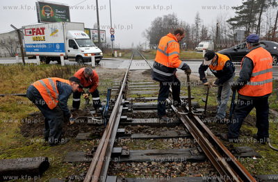 Gdansk, Rebiechowo. Prace przy wymianie podkladow pod...