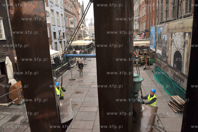 Widok na ulice Dluga z wnetrza odrestaurowanego helmu...