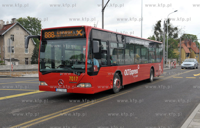 Nowo wybudowana ulica Slowackiego w Gdansku jedzie...