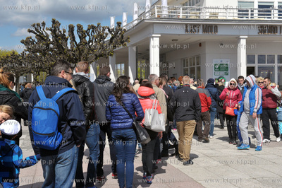Sopot. Dluga kolejka do kas biletowych na molo. 2.05.2015...