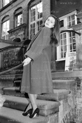 Piękna dziewczyna na ul. Mariackiej w Gdansku. 10.1992...