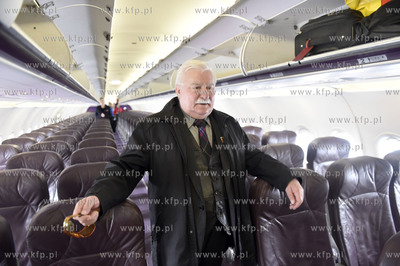 Lech Walęsa na pokładzie samolotu airbus linii Wizzair...