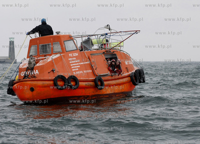 Marynarze, przygotowujacy sie do pracy na morzu przechodza...