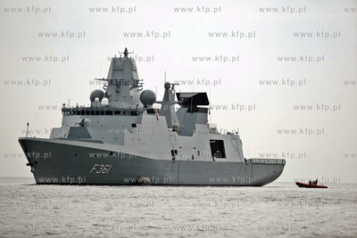 Do gdyńskiego portu wpływają okręty wojenne, które...