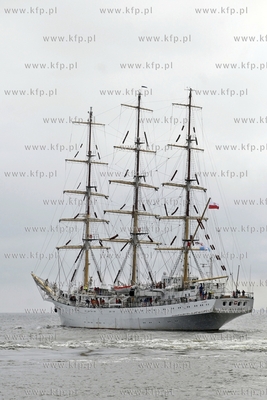 Gdynia. Zaglowiec Dar Mlodziezy wyplywa rejs.
12.03.2013
fot....