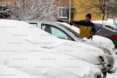 Gdansk Zaspa. Nz. p.Andrzej odsnieza swoj samochod...