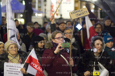 Długi Targ w Gdańsku. Protest środowisk opozycyjnych...