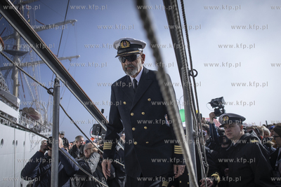 Powrót do portu w Gdyni żaglowca Dar Młodzieży...