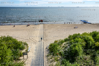 Wejscie na plażę na wysokości SKŻ i WOPR w Sopocie.
01.08.2022
fot....