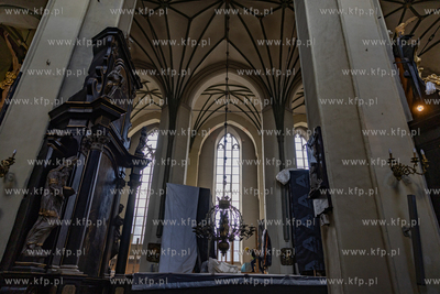 Demontaż rusztowań potrzymujących spękane sklepienie...