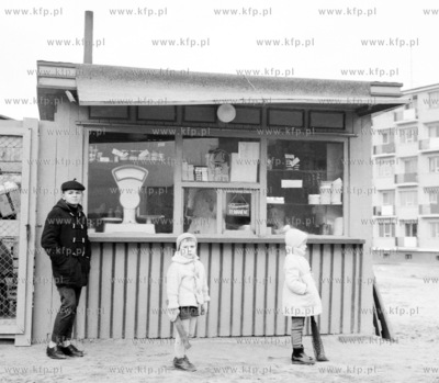 Dzieci przed kioskiem spozywczym na osiedlu w Gdansku....