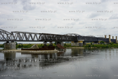 Zabytkowy i obecnie nieczynny most drogowy w Tczewie...