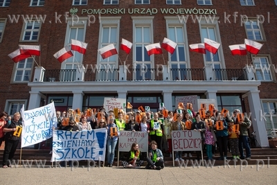 Gdańsk, Pomorski Urząd Wojewódzki. Maturzyści zorganizowali...