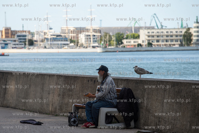 Gdynia, Upalne lato. Nz. Bulwar nadmorski w Gdyni....