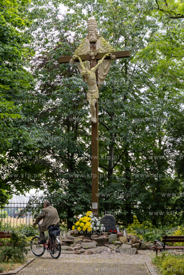 Sopot. Złożenie kwiatów pod krzyżem papieskim w...