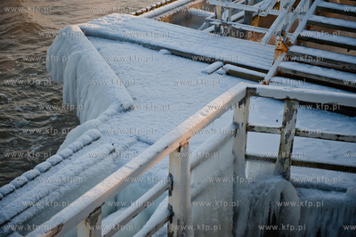 Gdansk. Mrozne popoludnie na plazy w Brzeznie. Niskie...