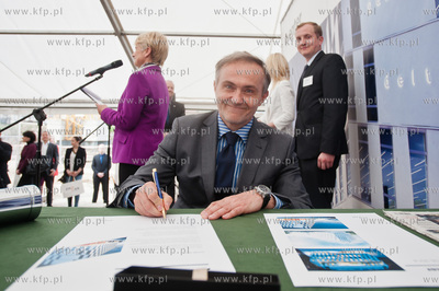 Gdynia. Uroczystosc podpisania aktu erekcyjnego i wmurowanie...