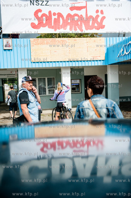 Gdansk. Zwiazkowcy wieszaja tranparent NSZZ Solidarnosc...