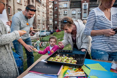 Gdansk. Podworko ulic Robotniczej i Jana z Kolna. Sasiedzi...
