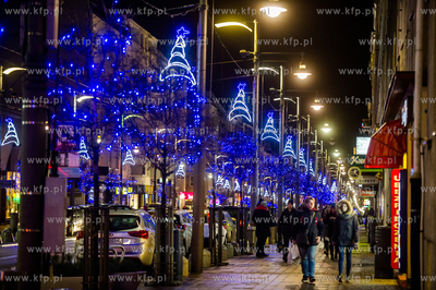 Gdynia. Swiateczne iluminacje na ul. Swietojanskiej...