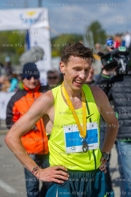 Plac Dwoch Miast. PKO Polmaraton Sopot 2015.
Nz pierwszy...