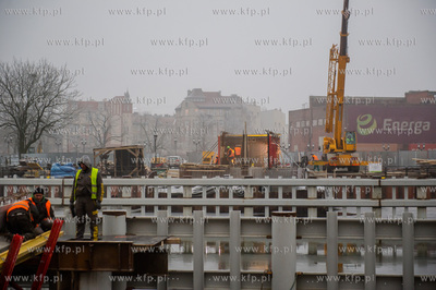 Gdańsk. Budowa zwodzonej kładki na wyspę Ołowianka....