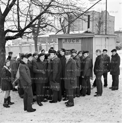 Przy kiosku ruchu w Sierakowicah na Kaszubach. 02.1972...
