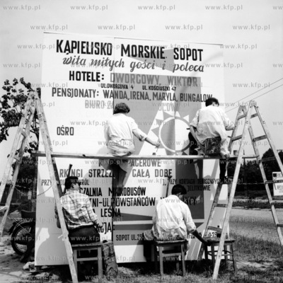 Malowanie tablicy powitalnej w Sopocie. 19.06.1964...